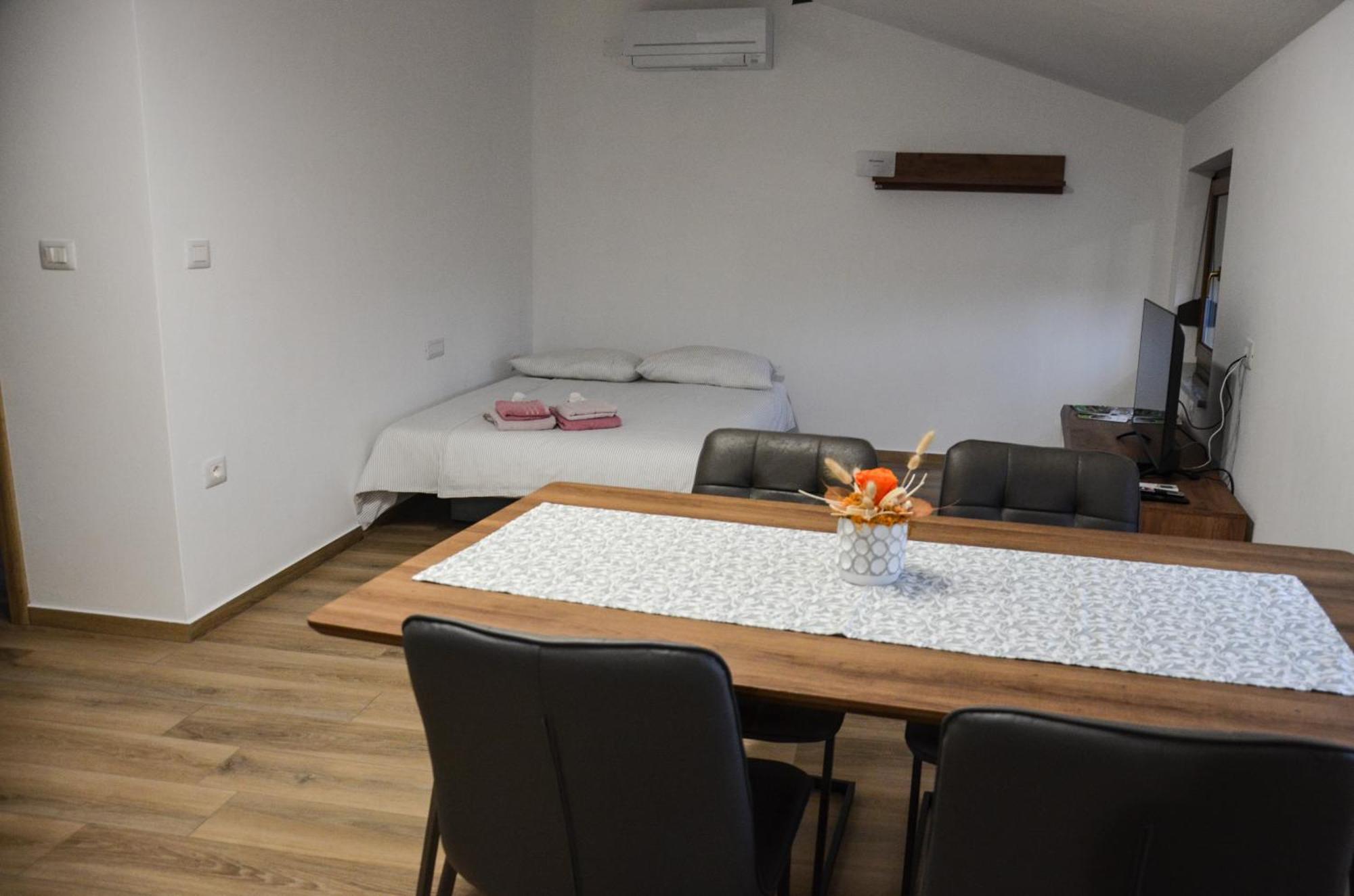 Apartmaji Tanto Malovse Crnice Luaran gambar
